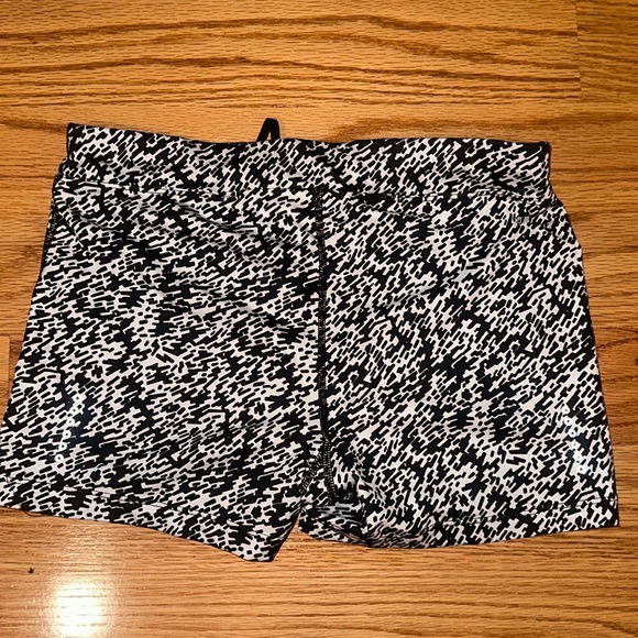 Patterned Nike shorts in size medium (youth/juniors) - Picture 2 of 3